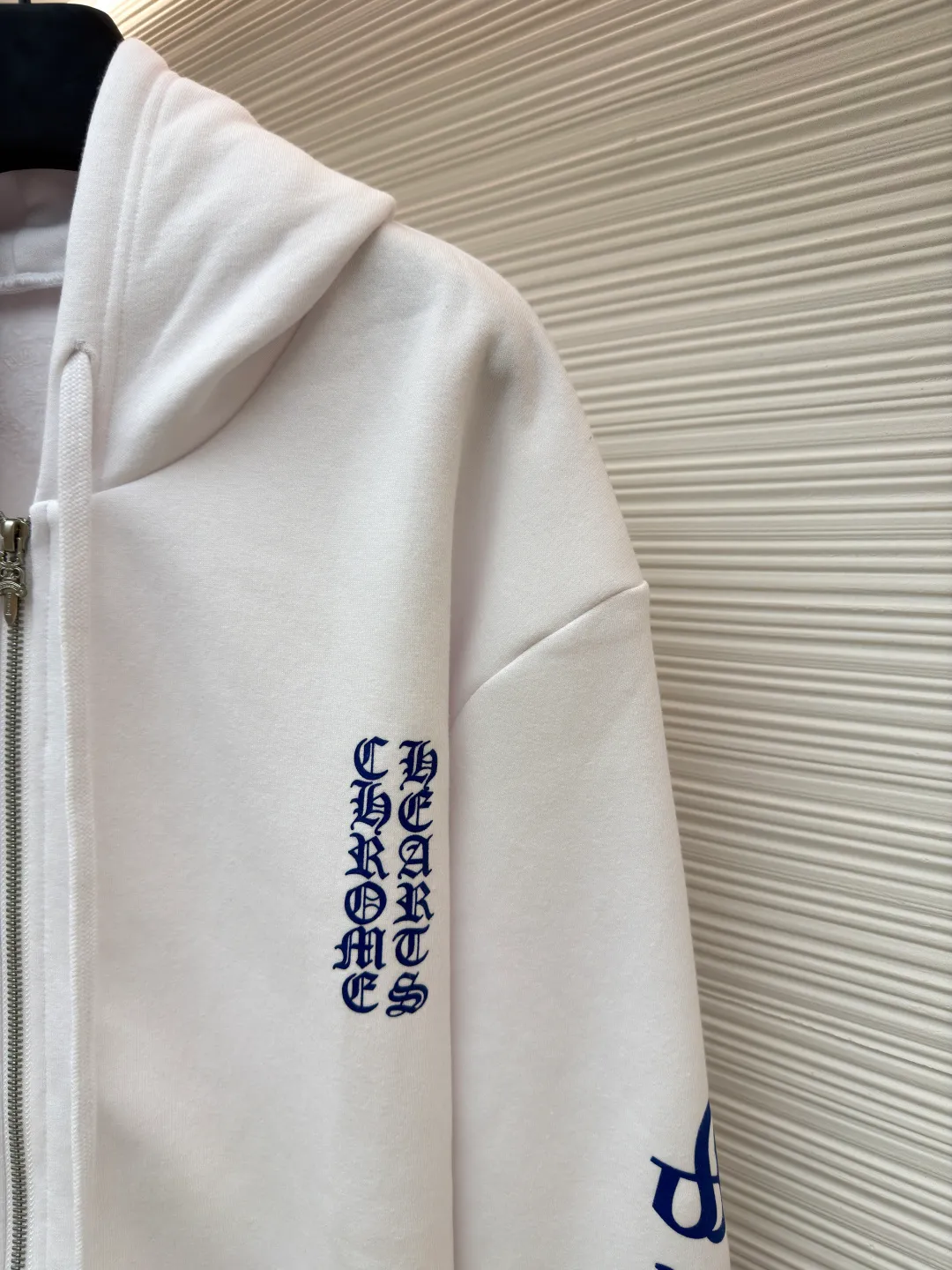 Chrome Hearts1988 limited Sanskrit printed zipper hoodie ●Original version: purchased and developed by 11759 ●Item number: 1681111-B05 ●Fabric: Fleece full size fabric ●Technology: Made with thermoset ink ●Version: Loose version ●Weight: about 710g ●Size: S-M-L-XL ●Description: The fabric is made of fleece 420g pure cotton and printed using a variety of printing techniques, thermoset ink printing. The overall wiring is straight and delicate, the fabric is comfortable and soft, and the color is consistent without color difference. It can be matched with the same style to create a fashionable look and control various occasions. Customized accessories, complete with three standards, same style for men and women!